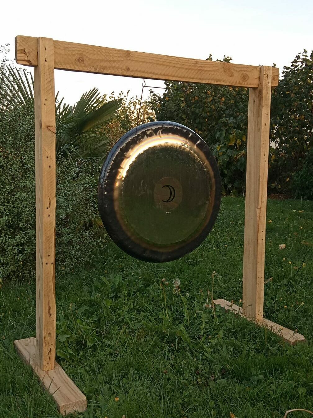 Un gong, instrument remarquable pour les bains, voyages sonores à Graine et Plénitude, Quistinic, Morbihan