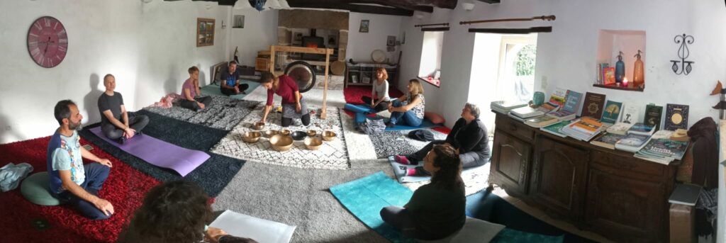 Salle de formation pour stage, séminaires, atelier, avec poêle à bois en hiver. A Quistinic, Morbihan, Bretagne